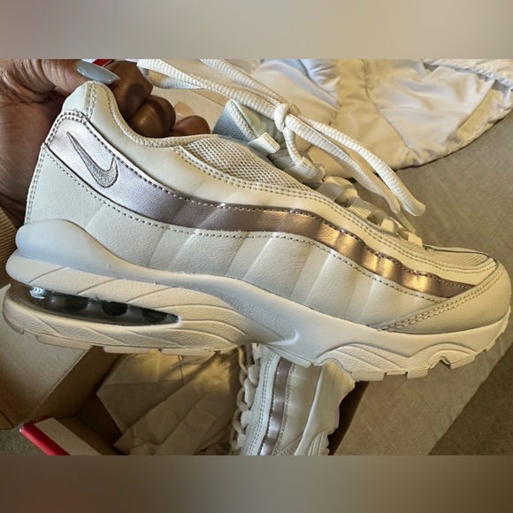 Women’s air max 95 (kids 7y/womens 8.5) - Picture 2 of 3